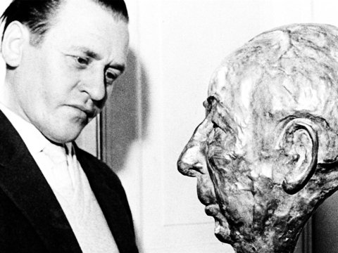 Der Künstler Wilhelm Hager mit dem Bronzekopf von Theodor Heuss
