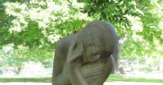 Hermann Föry: Kauernde, Marmor, 1922, seit 1967 im Waldstaudengarten im Karlsruher Stadtgarten bearbeiten